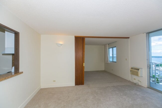 Building Photo - Views and Location!