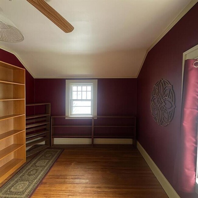 Building Photo - 3 Bedroom 1 Bathroom