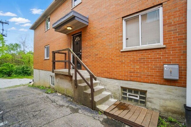 Building Photo - 39 Wuest St