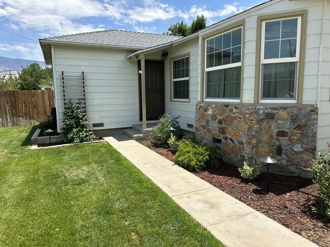 Building Photo - Beautifully landscaped home with modern up...