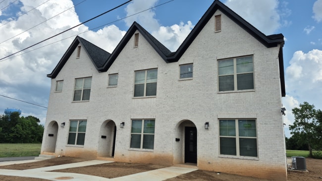 Building Photo - 901 27th St