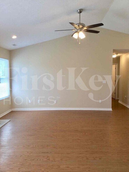 Building Photo - 687 Bobolink Ct