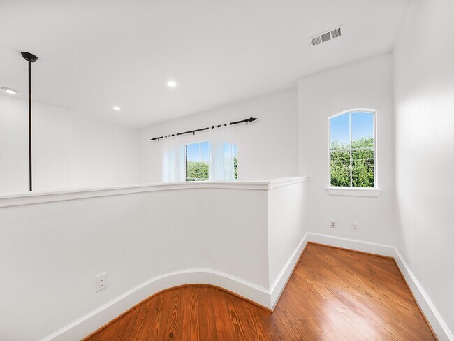 Building Photo - 907 Hartman St