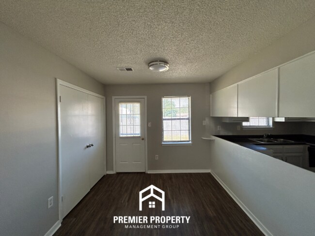 Building Photo - 6200 Somerset Cove