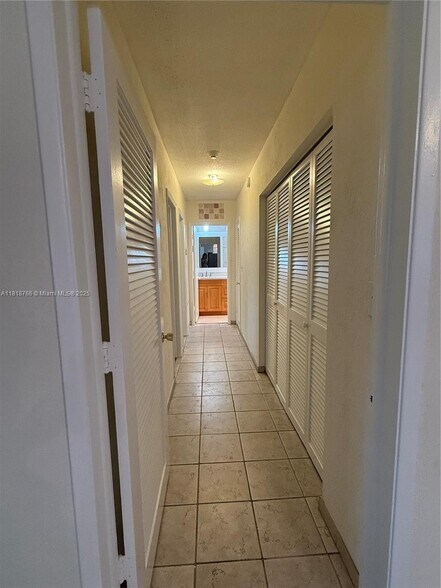 Building Photo - 1721 NE 48th Ct