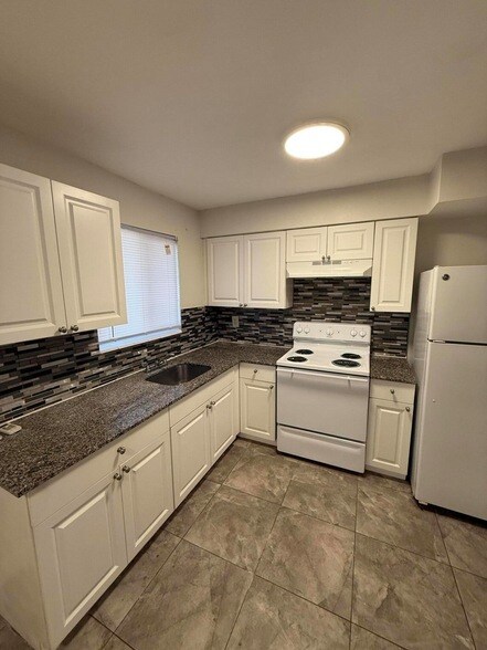 Building Photo - 1231 W River Dr