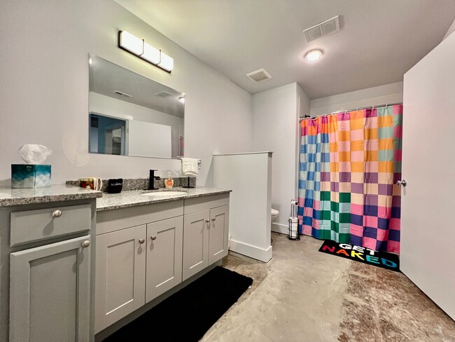Building Photo - Swanky, Funky, Groovy, loft space Cincinna...