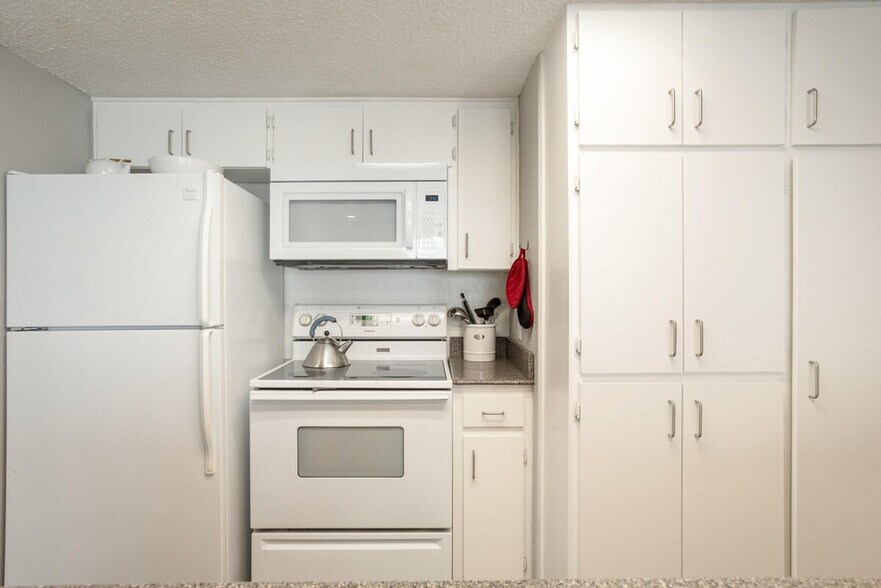 Building Photo - 2205 Spring Creek Dr
