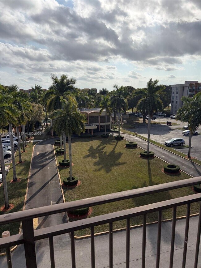 Building Photo - 9300 Fontainebleau Blvd