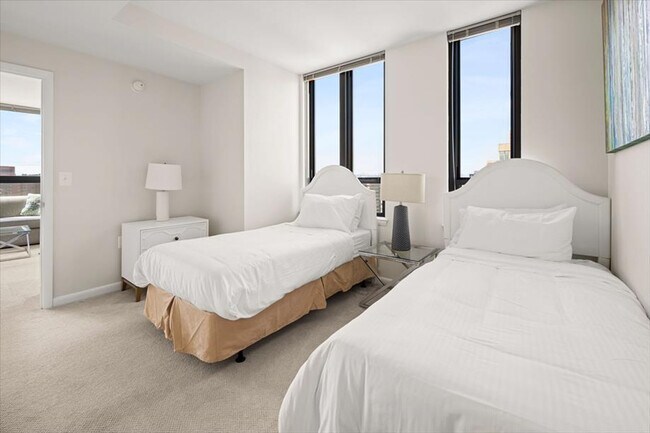 Building Photo - 1405 S Fern St