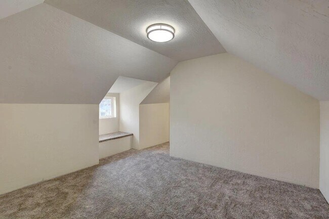 Building Photo - 830 W 12th St