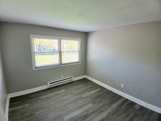 Building Photo - 746 Oakton Rd