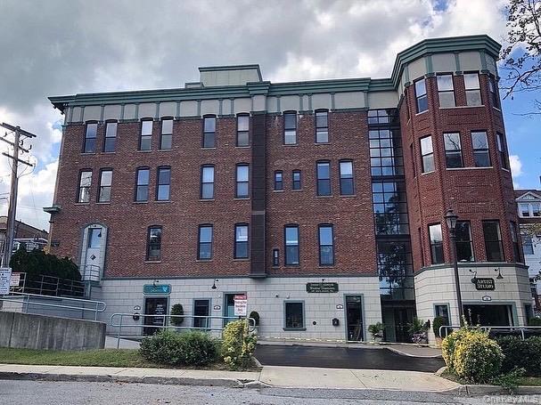 Building Photo - 303 Main St