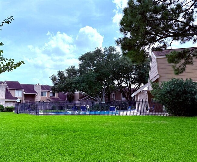 Building Photo - 11633 Village Pl Dr