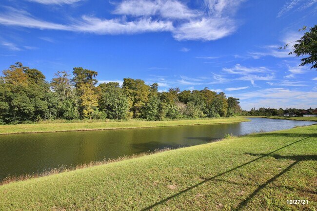 Building Photo - Stunning 3/2 Home with a Spacious 2 Car Ga...