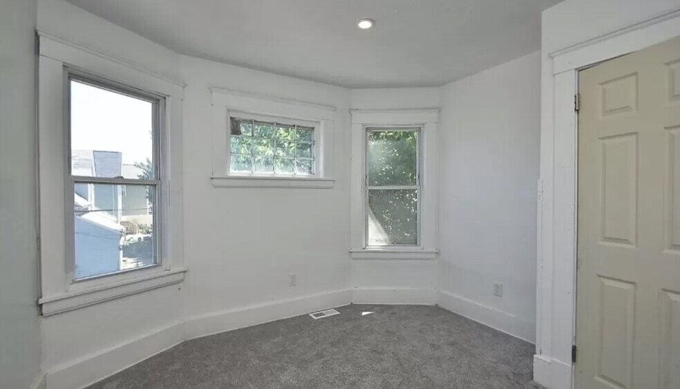 Building Photo - 1544 E 120th St