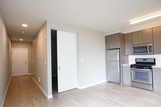 Building Photo - Fabulous Sellwood 2nd Floor-1 Bdr with Dishwasher & W/D!