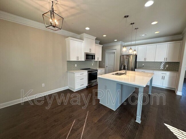 Building Photo - 688 Tree Top Trl