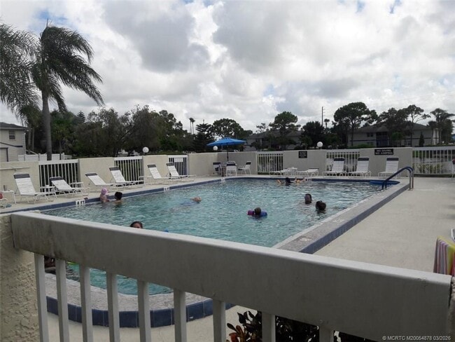 Building Photo - 1524 SE Royal Green Cir