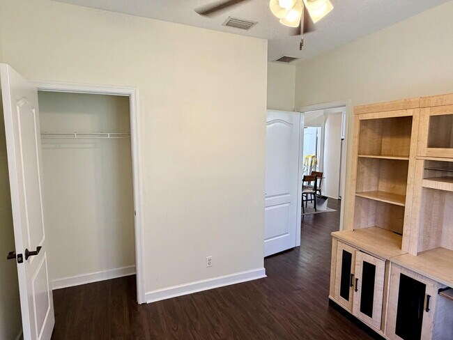 Building Photo - "Charming 3-Bed, 2-Bath Oasis in Wellington's Heart – 1060 Sqft of Comfort Awaits!"