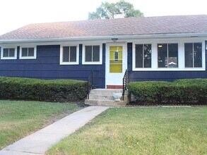 Building Photo - 3 Bedroom Single Family Home