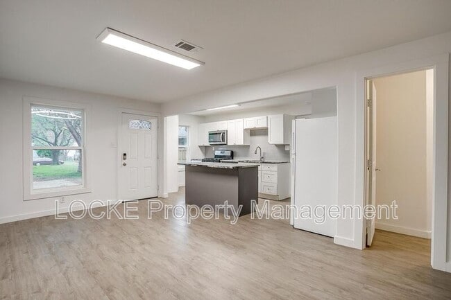 Building Photo - 311 Byron St
