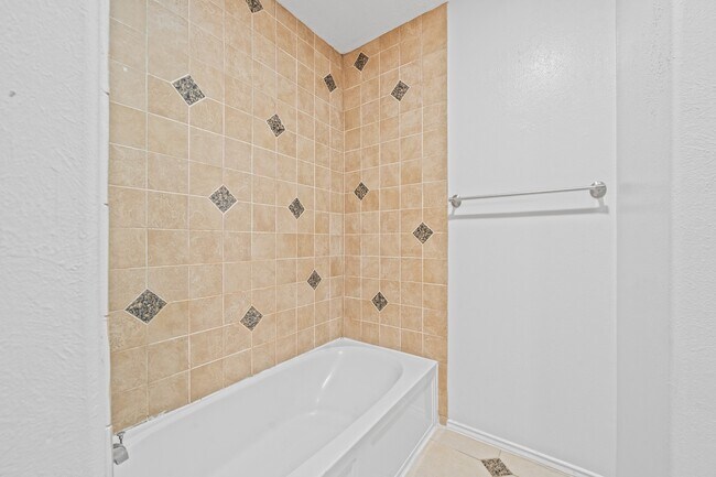 Building Photo - 11018 WARATH Oak Ct