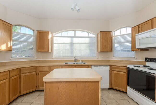 Building Photo - 2221 Baretta Dr