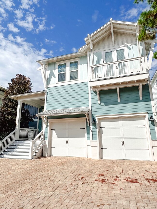 Building Photo - New, exclusive 3200 sq ft 4 bedroom/3.5bat...