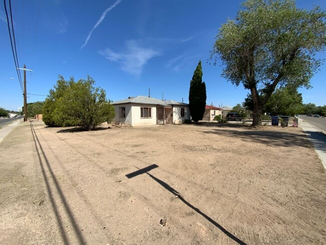 Building Photo - 2 Bedroom Single Story Home Available Near...