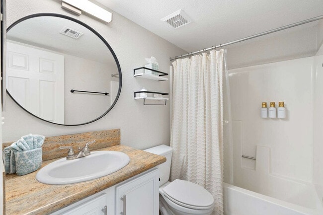 Building Photo - 740 W Elm St