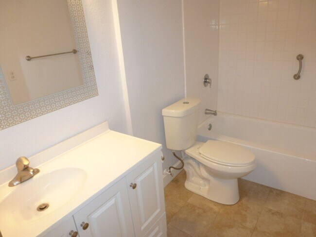 Building Photo - Furnished One Bedroom Condo For Rent in So...