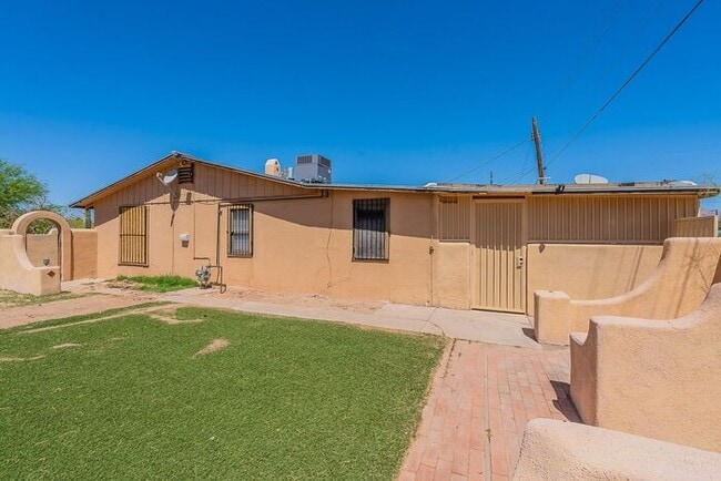 Building Photo - 3118 N Santa Rita Ave