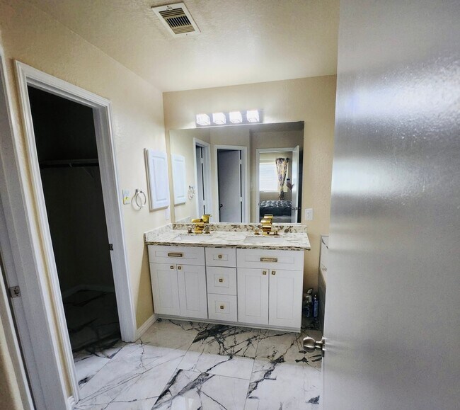 Building Photo - 3154 Thicket Path Way
