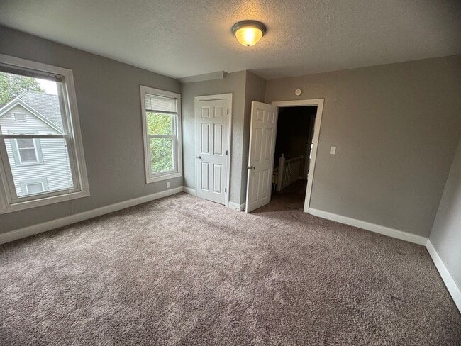 Building Photo - 4 bedroom, 2 bath house in Davenport