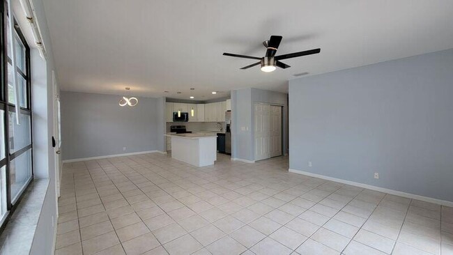 Building Photo - 556 Holly Dr