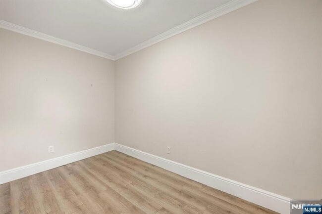 Building Photo - 197 Maple Ave