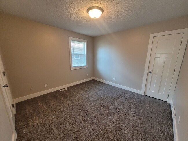 Building Photo - 2 Bedroom, 2 Bathroom Home with large garage!