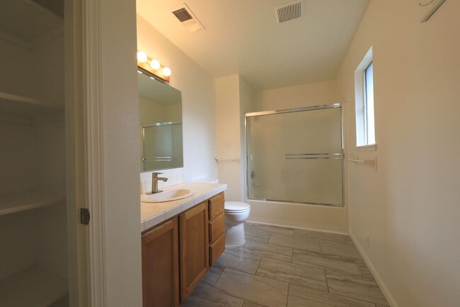 Building Photo - Spacious 3/2 in quiet neighborhood