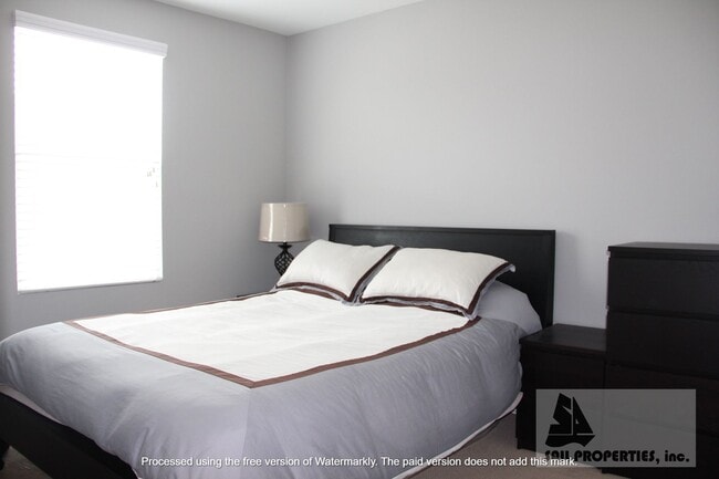 Building Photo - Beautiful Upgraded 3 Bd 3.5 Bth w/Large Bo...