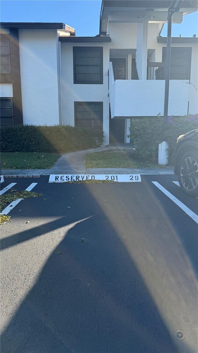 Building Photo - 201 Lake Pointe Dr