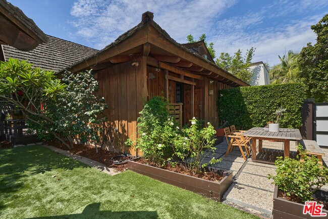 Building Photo - 201 S Larchmont Blvd