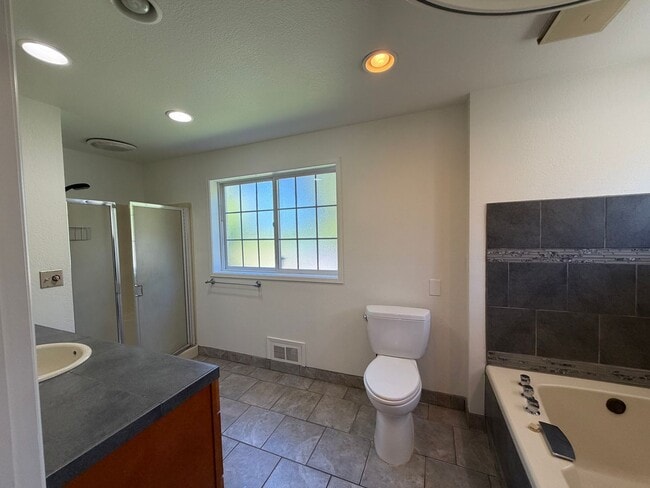 Building Photo - 2814 Mission Beach Heights Rd