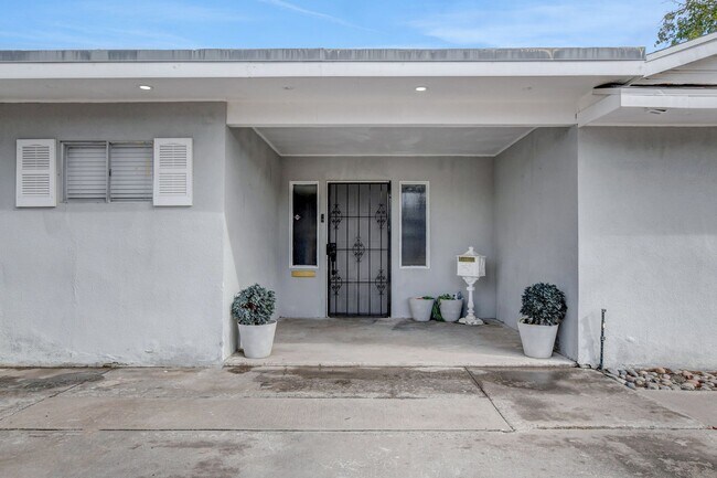 Building Photo - UNIQUE SINGLE FAMILY HOME! - No HOA, Car Lift, RV Parking and Nice Backyard