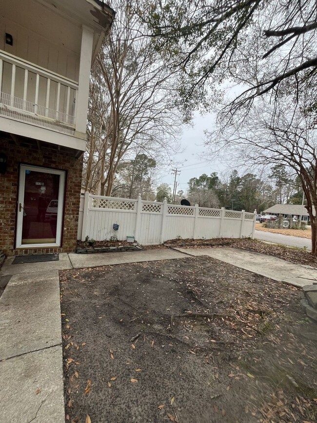 Building Photo - Cute 2Br 1.5Ba Townhome off Old Trolley Road