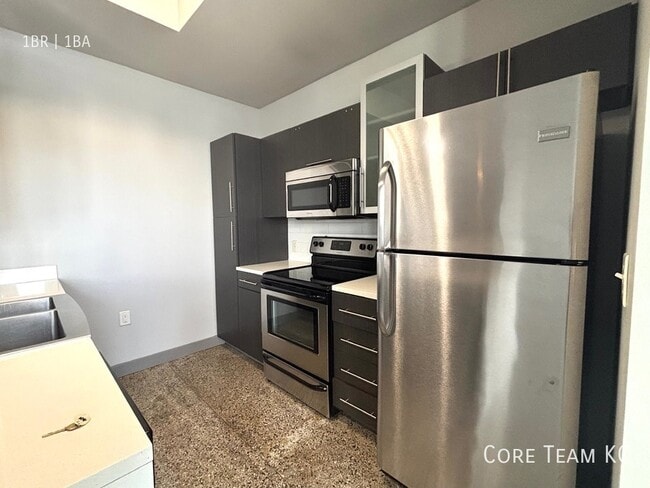 Building Photo - 306 E 12th St