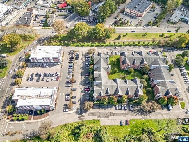 Building Photo - 1109 Tenakill Park W