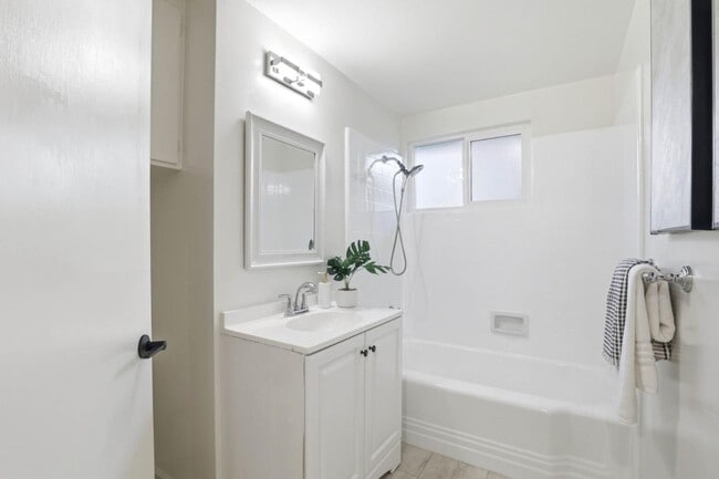 Building Photo - 841 Nectarine Ave