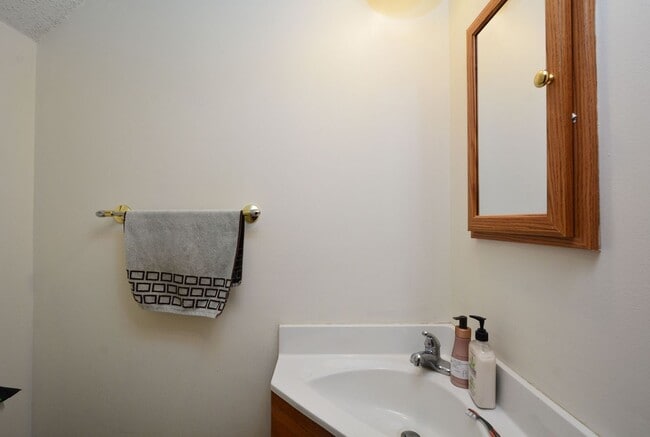 Building Photo - Spacious 2-Bedroom 3-Bathroom Townhome in ...