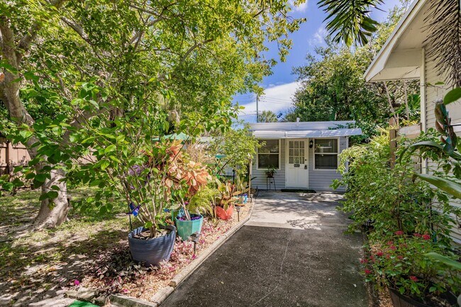 Building Photo - 808 N Palmway